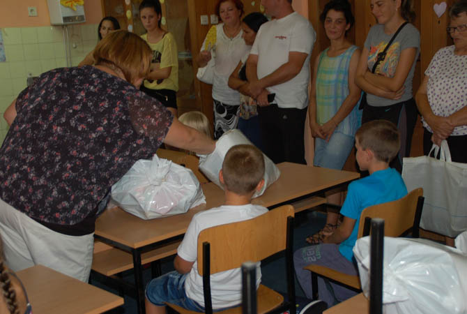 MNT beiskolázási csomagosztás Szenttamáson, 2015. szept. 2.